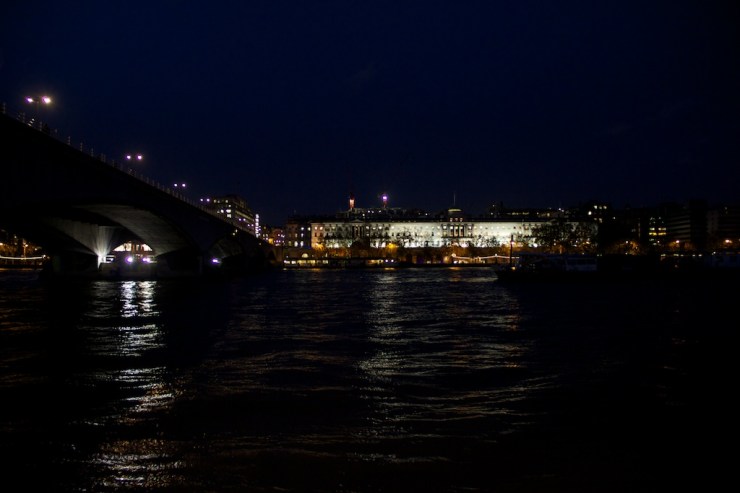 The timestamp says four thirty. This should be enough to hate winter. Still, it means it's nearly Xmas!