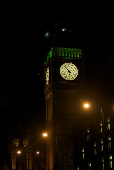 It's definitely a streetlight.